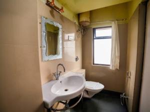Koupelna v ubytování Amarjeet Hotel