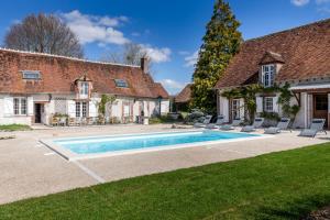 a house with a swimming pool in the yard at So Villa Bergerie 45 - Heated pool - Soccer - Jacuzzi - 1h30 from Paris - 30 beds in Saint-Maurice-sur-Aveyron