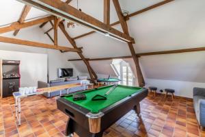 ein Zimmer mit einem Billardtisch in der Mitte in der Unterkunft So Villa Bergerie 45 - Heated pool - Soccer - Jacuzzi - 1h30 from Paris - 30 beds in Saint-Maurice-sur-Aveyron
