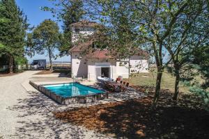 una casa con piscina nel cortile di Crazy Villa Radar 89 - Heated pool - Multisports field - 2h Paris - 30p a Saint-Cyr-les-Colons