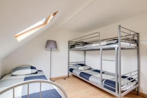 Giường tầng trong phòng chung tại Crazy Villa Luigny 28 - Heated pool - City Stade - 1h20 Paris - 30P