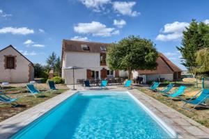 een villa met een zwembad voor een huis bij Crazy Villa La Forgé Buffet 41 - Heated pool - Foot - 2h Paris - 30p in La Ville-aux-Clercs