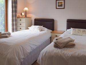 two beds sitting next to each other in a bedroom at Oregano - E4483 in Ludham