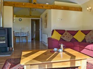 sala de estar con sofá púrpura y mesa en Pennacott-tns en Week Saint Mary