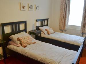 um quarto com 2 camas com uma criança deitada sobre elas em East Sea View em Woodhorn