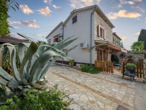 een huis met een grote plant ervoor bij Casa Astrid in Poreč