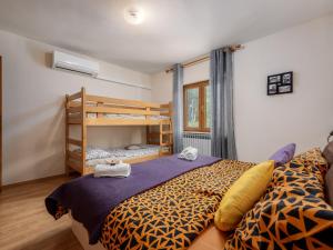 Casa Astrid في بوريتش: غرفة نوم مع سرير وسرير بطابقين