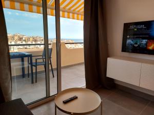 TV a/nebo společenská místnost v ubytování Suite Mirapuerto - Luxury apartment with sea view