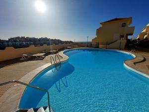 Bazén v ubytování Suite Mirapuerto - Luxury apartment with sea view nebo v jeho okolí