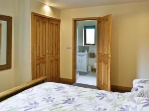 Burgh le MarshにあるBulrush Lodgeのベッドルーム1室(ベッド1台、バスルーム付)