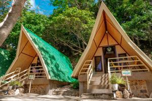 una pequeña casa con una lona verde sobre la puerta en Rock Island Eres Bella, 