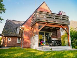 a house with a deck on the side of it at friesen-nest-spo in Böhl