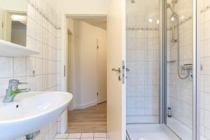 a bathroom with a sink and a shower at Haus-Sommerdeich-App-4 in Sankt Peter-Ording