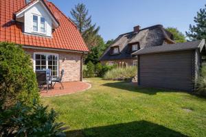 a yard with a garage and a house at Haus-Molina in Böhl