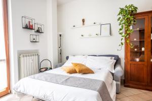 Posteľ alebo postele v izbe v ubytovaní A 10 MIN DAL DUOMO - Trilocale moderno con 3 letti e 2 bagni in Città Studi
