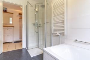 ザンクト・ペーター・オルディングにあるKlein-Friesland-Flutのシャワーと洗面台付きのバスルーム +18枚の写真