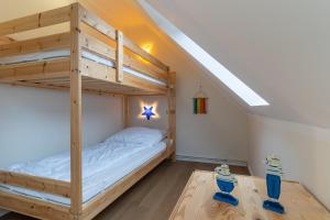 ein Schlafzimmer mit einem Etagenbett mit einer Leiter in der Unterkunft Anneliese in Böhl
