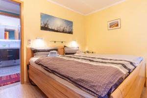 um quarto com uma cama grande num quarto em Haus-Deichsfenne-App-2-Suenneck-EG em Sankt Peter-Ording