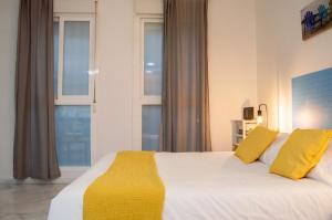 A bed or beds in a room at Novam Studio Centro de Málaga.