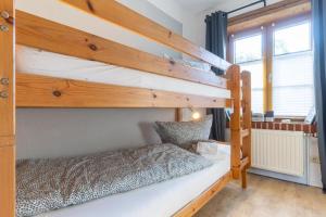 1 dormitorio con 2 literas en una habitación en Vogelkoje, en Vollerwiek