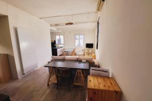ein Wohnzimmer mit einem Tisch und einem Sofa in der Unterkunft Comfortable studio in the historical center in Avignon