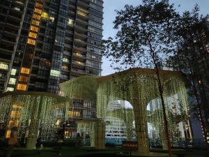 un edificio con luces de Navidad delante de edificios altos en Arte plus by Sweet home en Kuala Lumpur