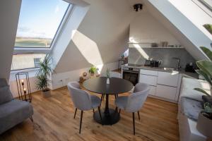 a kitchen and living room with a table and chairs at JAMA - Bright&Shiny, Balkon, Freies Parken, Zentral, Nähe Bahnhof, WLAN #2 in Würzburg