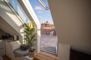 Elle comprend un petit balcon offrant une vue sur un bâtiment. dans l'établissement JAMA - Bright&Shiny, Balkon, Freies Parken, Zentral, Nähe Bahnhof, WLAN #2, à Wurtzbourg