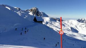 un grupo de personas esquiando por una montaña cubierta de nieve en Holiday apartment #103 on Walensee, en Unterterzen