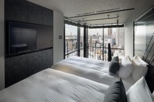 Un pat sau paturi într-o cameră la Mercure Tokyu Stay Osaka Namba
