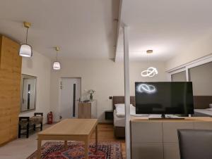 ein Wohnzimmer mit einem TV auf dem Tisch in der Unterkunft Luxurious & lovely vacation home in Prüfingberg