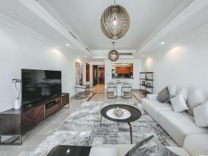Posezení v ubytování Luton Vacation Homes - Luxury & Spacious 1BR North Residence Fairmont , Palm Jumeirah - 90AB3