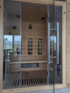 eine Glastür eines Zimmers mit Blick auf einen Tisch in der Unterkunft Luxurious & lovely vacation home in Prüfingberg