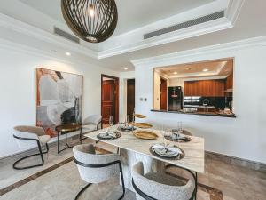 jadalnia ze stołem i krzesłami w obiekcie Luton Vacation Homes - Luxury & Spacious 1BR North Residence Fairmont , Palm Jumeirah - 90AB3 w Dubaju