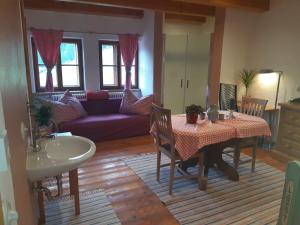 uma sala de estar com uma mesa e um sofá em Sonnleit'n Zimmer em Abtenau