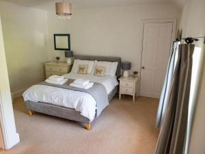 A bed or beds in a room at Old Orchard Cottage