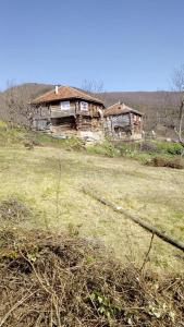 Deux vieilles maisons dans un champ recouvert d'herbe dans l'établissement Tarihi Karadeniz Evi, à Ayancık