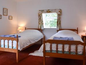 2 camas num quarto com uma janela em The Granary em Eggleston