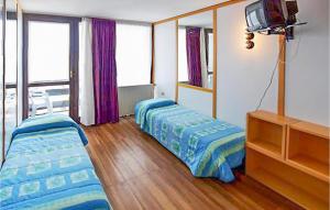 um quarto com duas camas e uma tv nele em Lovely Apartment In Vason With Kitchen em Vason