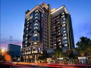 安吉利斯One Euphoria Luxe Hotel的城市中灯火通明的高楼