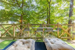 un patio con 2 camas, mesa y sillas en Envie de vous évader dans la vallée de la Meuse?, en Hastière-par-delà