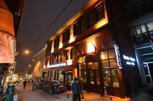 ブルサにあるBursa Grand Family HOTELの夜の街歩き集団