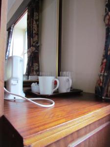 都柏林的住宿－奧多諾霍德酒店，一个带两个杯子的柜台和一个吹风机