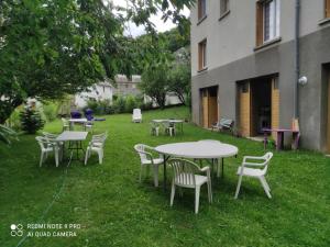 Vonkajšia záhrada v ubytovaní Lilas, Gîte Saint Antoine, Orcival, Entre Sancy et Volcans.