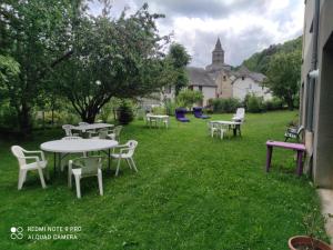 Vonkajšia záhrada v ubytovaní Lilas, Gîte Saint Antoine, Orcival, Entre Sancy et Volcans.
