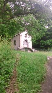 Vonkajšia záhrada v ubytovaní Lilas, Gîte Saint Antoine, Orcival, Entre Sancy et Volcans.