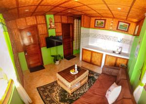 ein Wohnzimmer mit einem Sofa und einem Tisch in der Unterkunft Rock Island Eres Bella in Buenavista