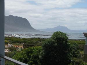 una vista del océano con montañas en el fondo en Whalers Retreat, en Bettyʼs Bay
