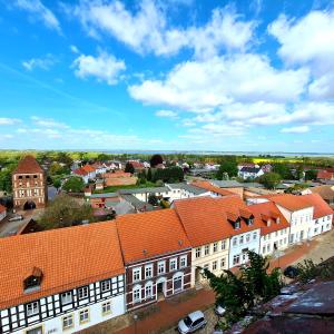 een uitzicht over een stad met witte gebouwen en oranje daken bij Gasthaus Natzke in Usedom Town