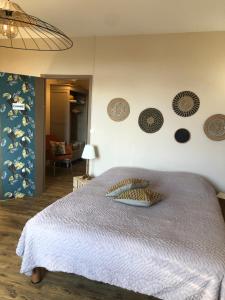 ein Schlafzimmer mit einem Bett und ein paar Platten an der Wand in der Unterkunft Eply dort in Éply